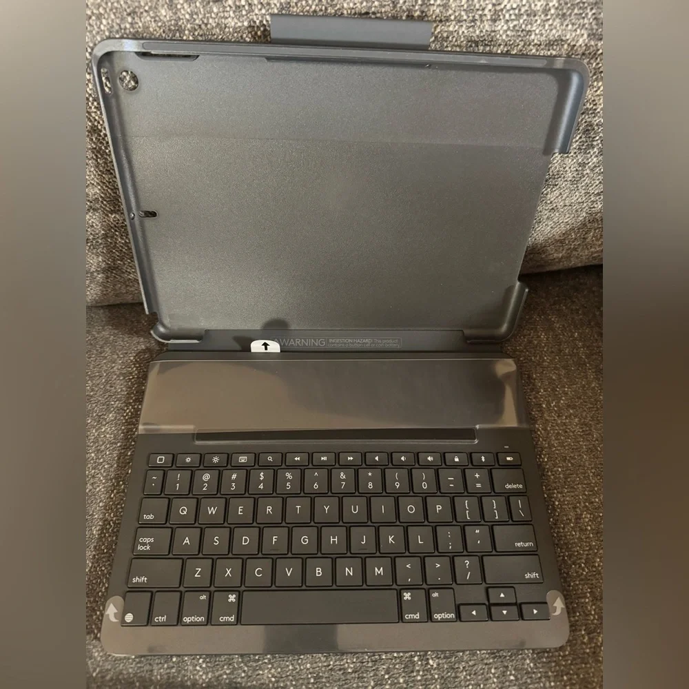 *BRAND NEW* Logitech slimfolio iPad case with keyboard. Still in box never used.